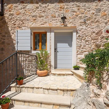 Rustic Luxury Fulmin