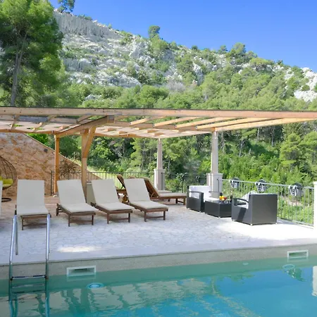 Rustic Luxury Fulmin