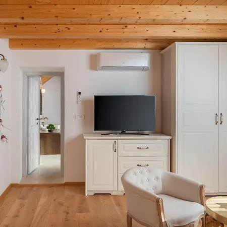 Rustic Luxury Fulmin וילה