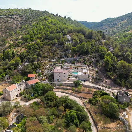 Rustic Luxury Fulmin