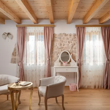 Rustic Luxury Fulmin וילה