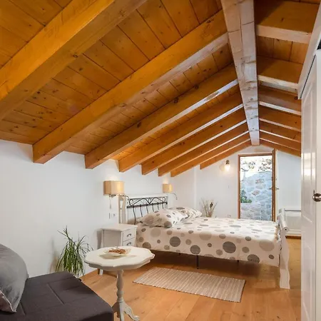Rustic Luxury Fulmin Vila *